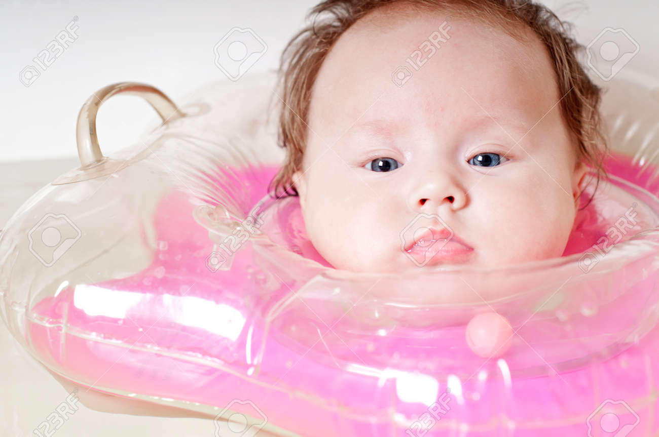 Bebe De 3 Mois Prenant Un Bain Banque D Images Et Photos Libres De Droits Image Bebe De 3 Mois Prenant Un Bain Banque D Images Et Photos Libres De Droits Image