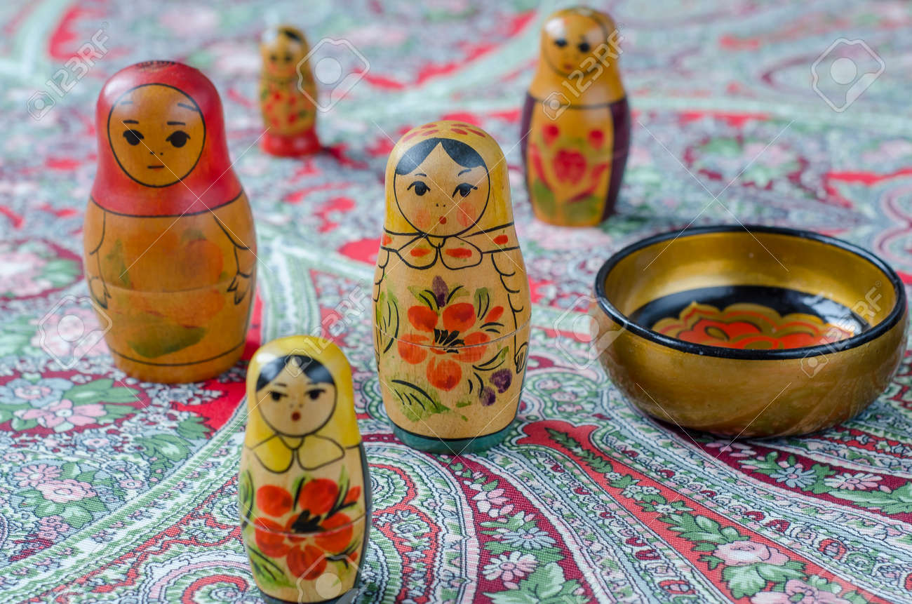 伝統的なハンカチにロシアの入れ子人形 ヴィンテージ の写真素材 画像素材 Image