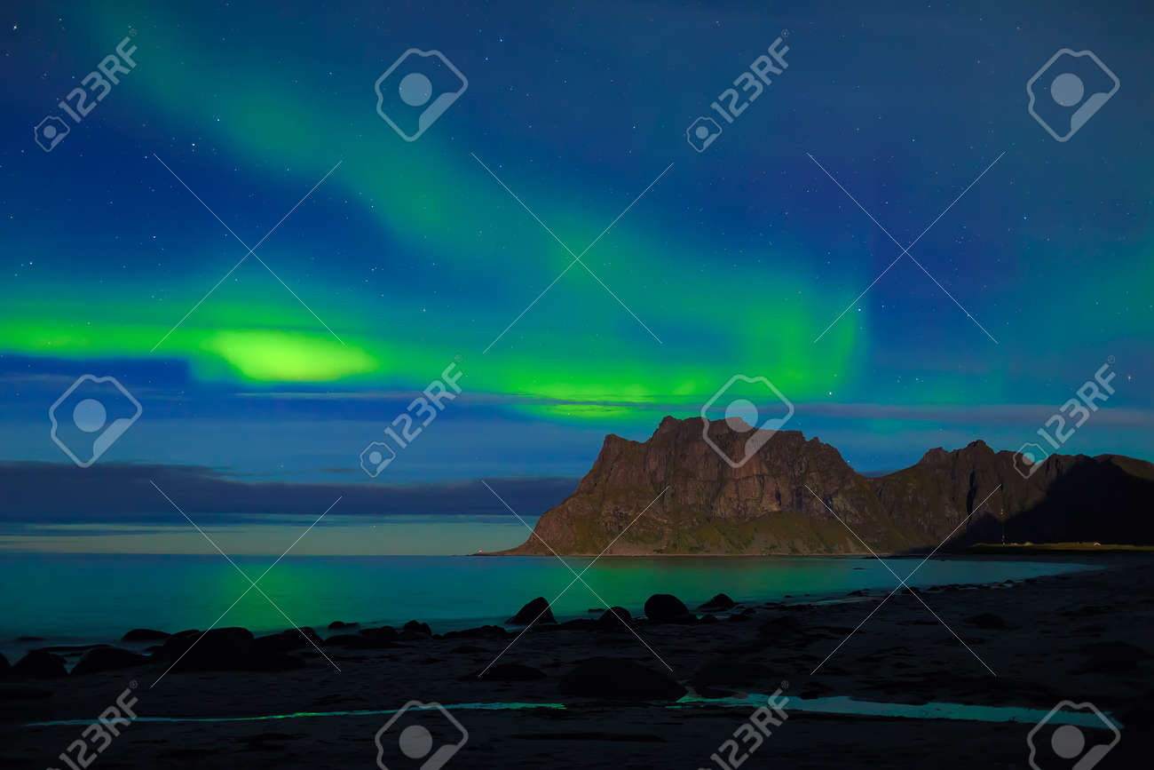 Utakleiv ビーチ ノルウェーのロフォーテン諸島の海のオーロラ の写真素材 画像素材 Image