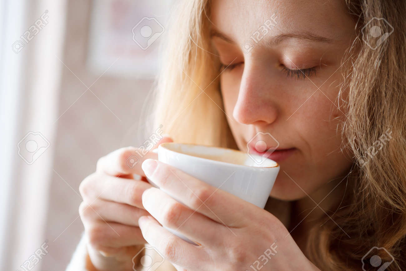 美しい女の子のホット飲料コーヒー ブレークのコーヒー カップを飲む の写真素材 画像素材 Image