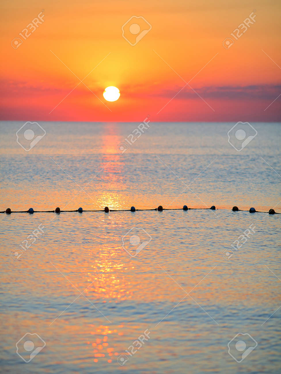 夕焼け空と海の表面 美しい海の景色 夏の休暇の概念 の写真素材 画像素材 Image