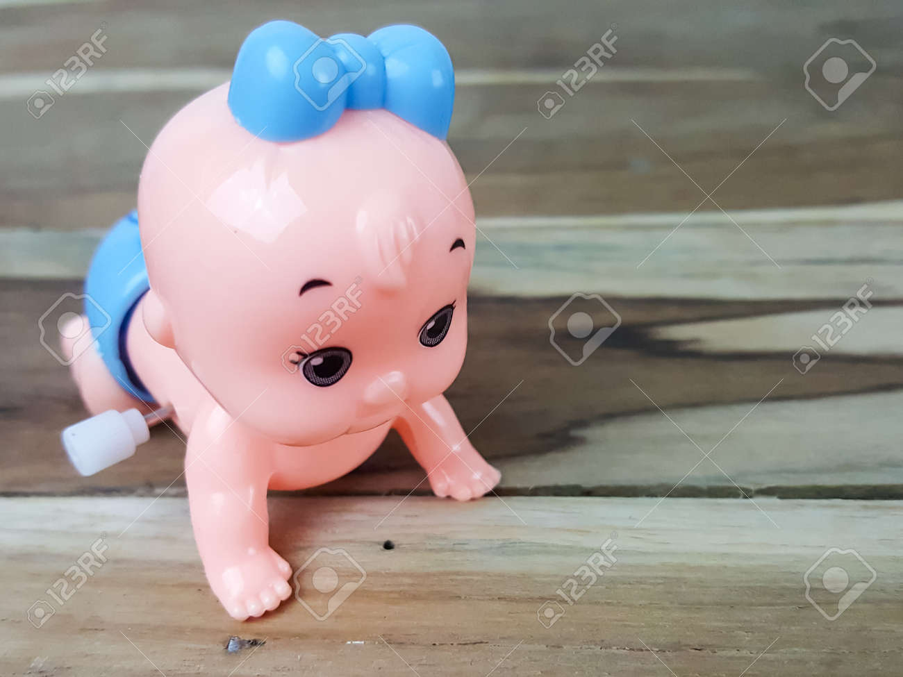wind up crawling baby