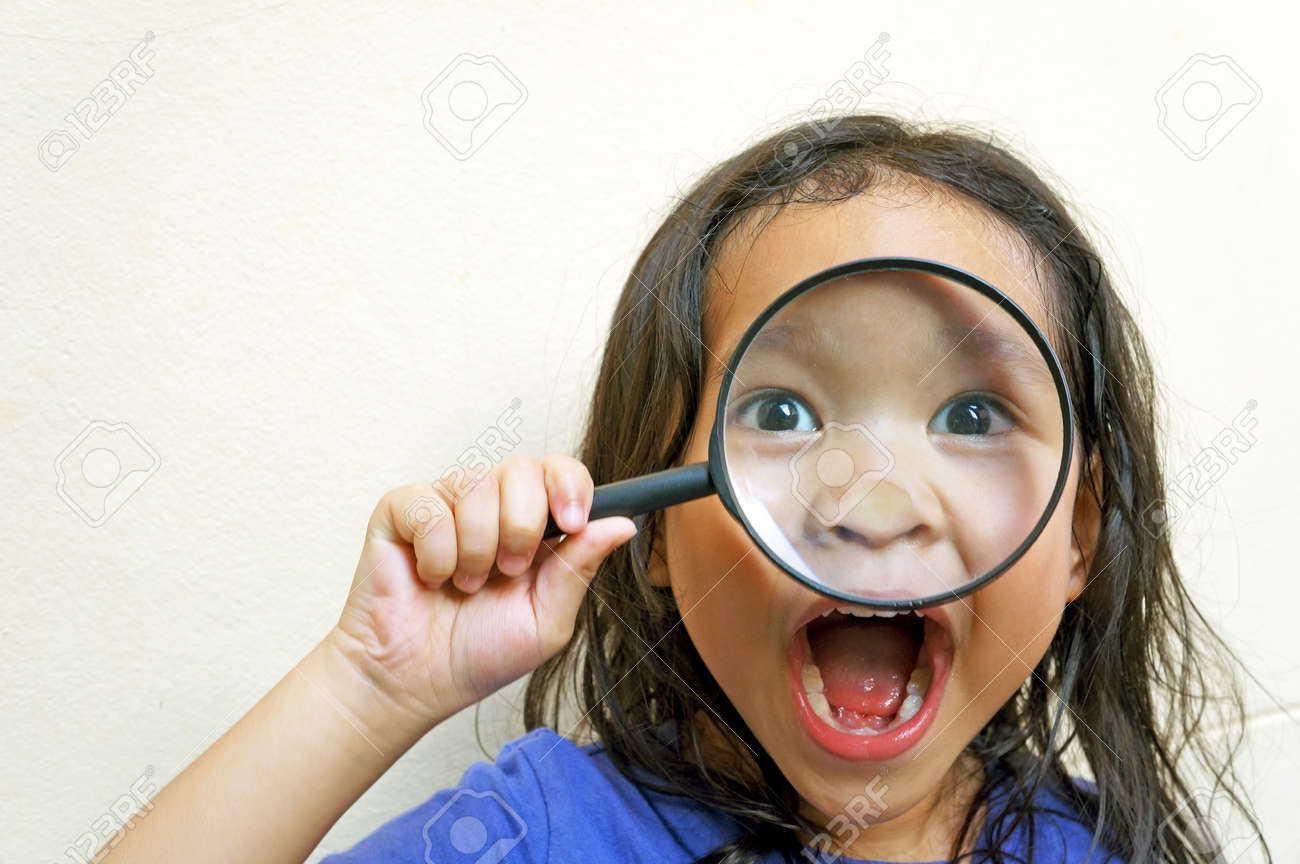 虫眼鏡持つ幸せな面白い女の子 の写真素材 画像素材 Image