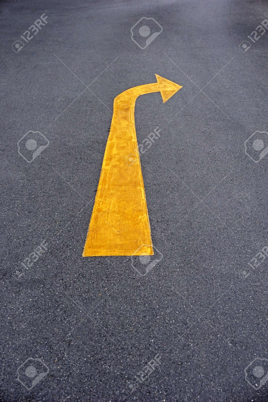 アスファルト道路のトラフィックの黄色矢印看板 の写真素材 画像素材 Image アスファルト道路のトラフィックの黄色矢印看板 の写真素材 画像素材 Image