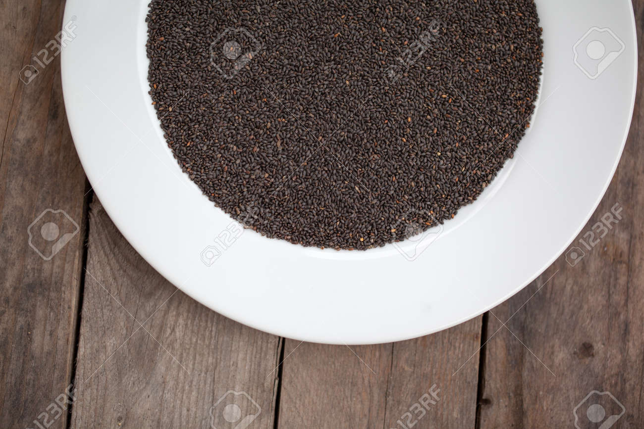 木製テーブルの上乾燥スイートバジル シード の写真素材 画像素材 Image 木製テーブルの上乾燥スイートバジル シード の写真素材 画像素材 Image