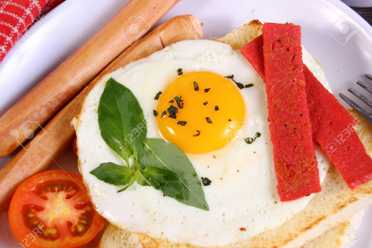 パンにソーセージとスモーク ビーフ トーストに卵のブルズアイのフード写真撮影クローズ アップ写真 の写真素材 画像素材 Image