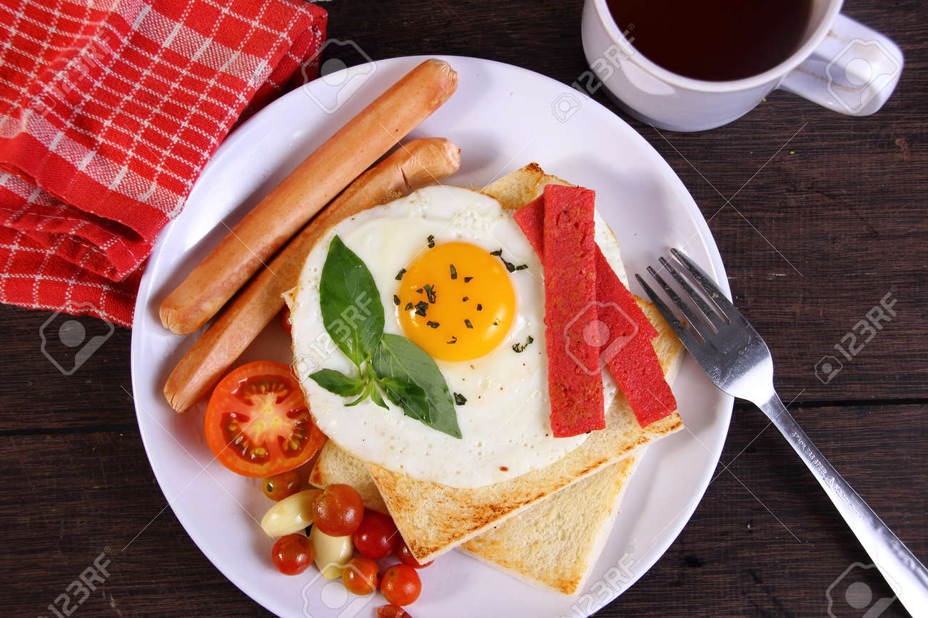 パンにソーセージとスモーク ビーフ トーストに卵のブルズアイのフード写真撮影クローズ アップ写真 の写真素材 画像素材 Image