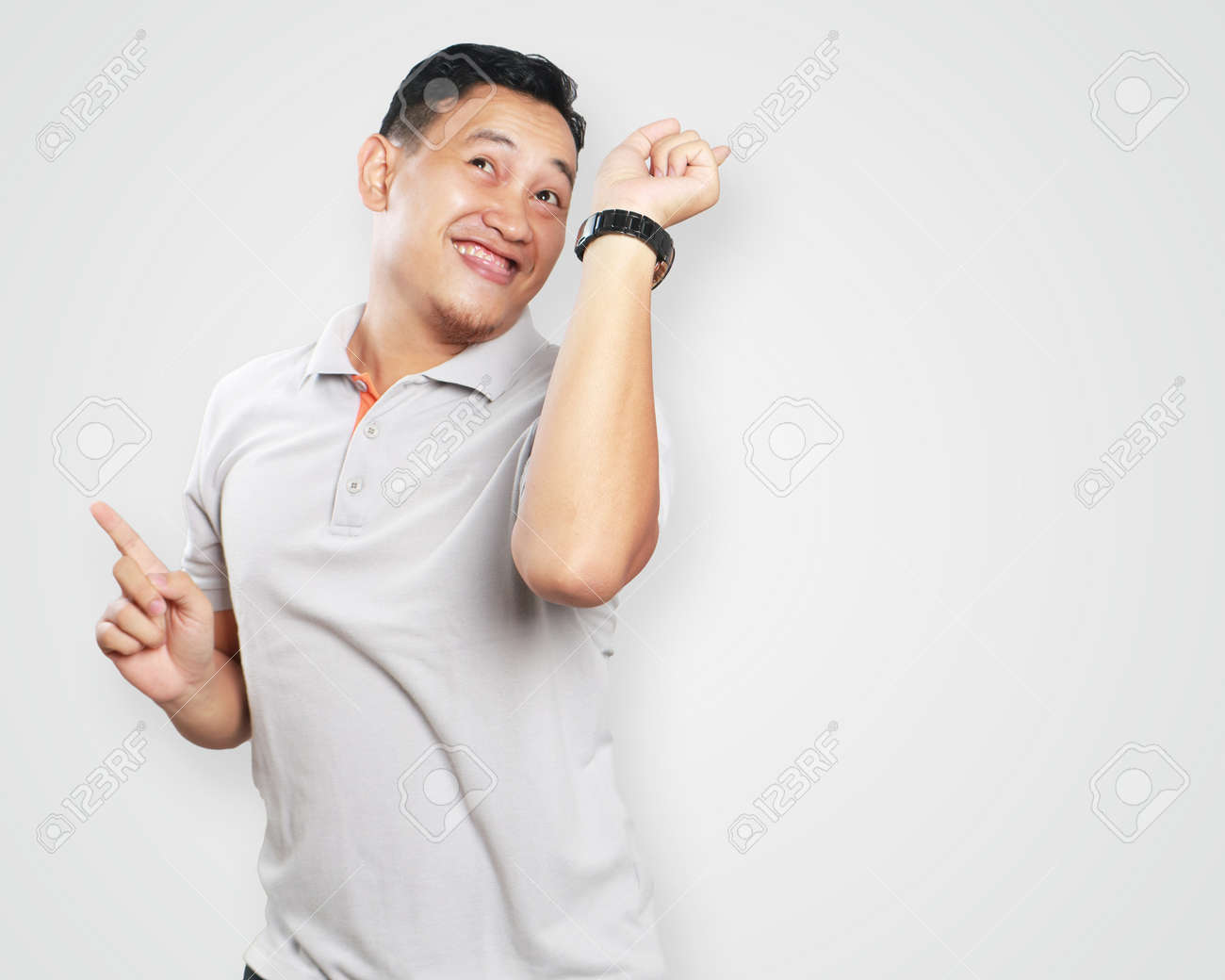 楽しく踊って面白い写真画像かわいいハンサムな若いアジア人します の写真素材 画像素材 Image