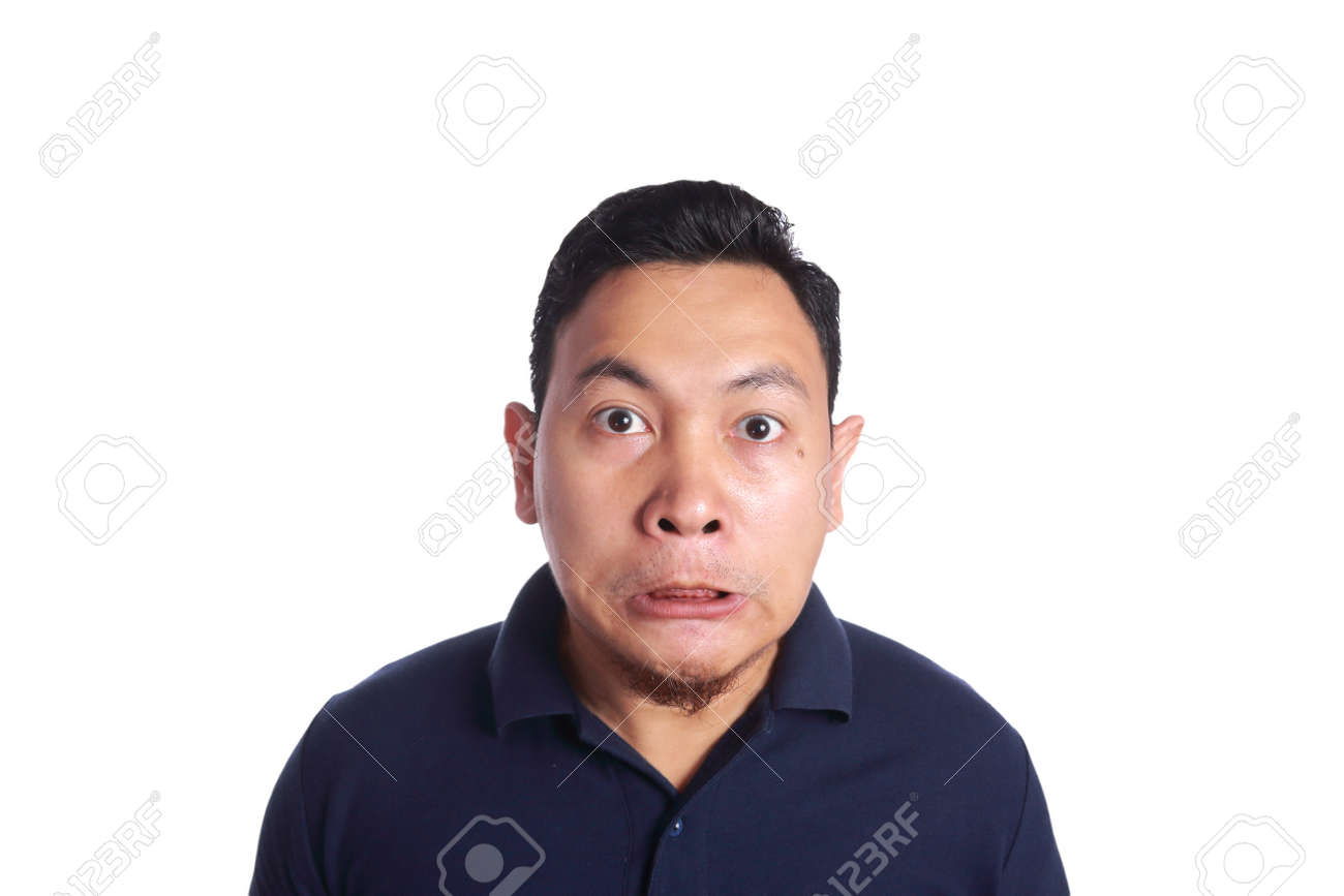 Synical 不幸な怒った顔の表情を示す面白いアジア人の写真画像 白に分離 の写真素材 画像素材 Image