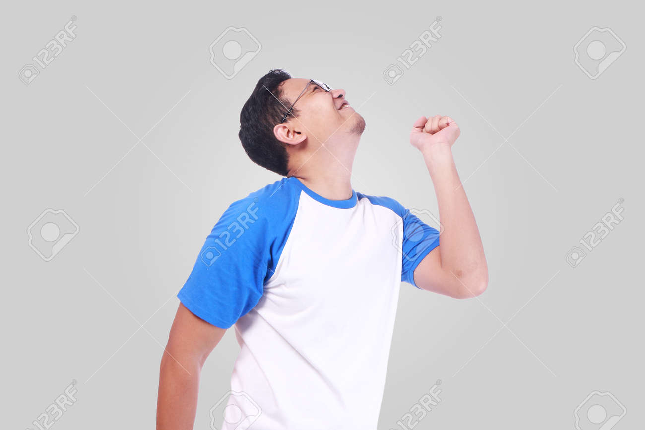 Foto Bild Nahaufnahme Porträt Eines Lustigen Jungen Positive Nachrichten Gute Nachrichten machen glücklich