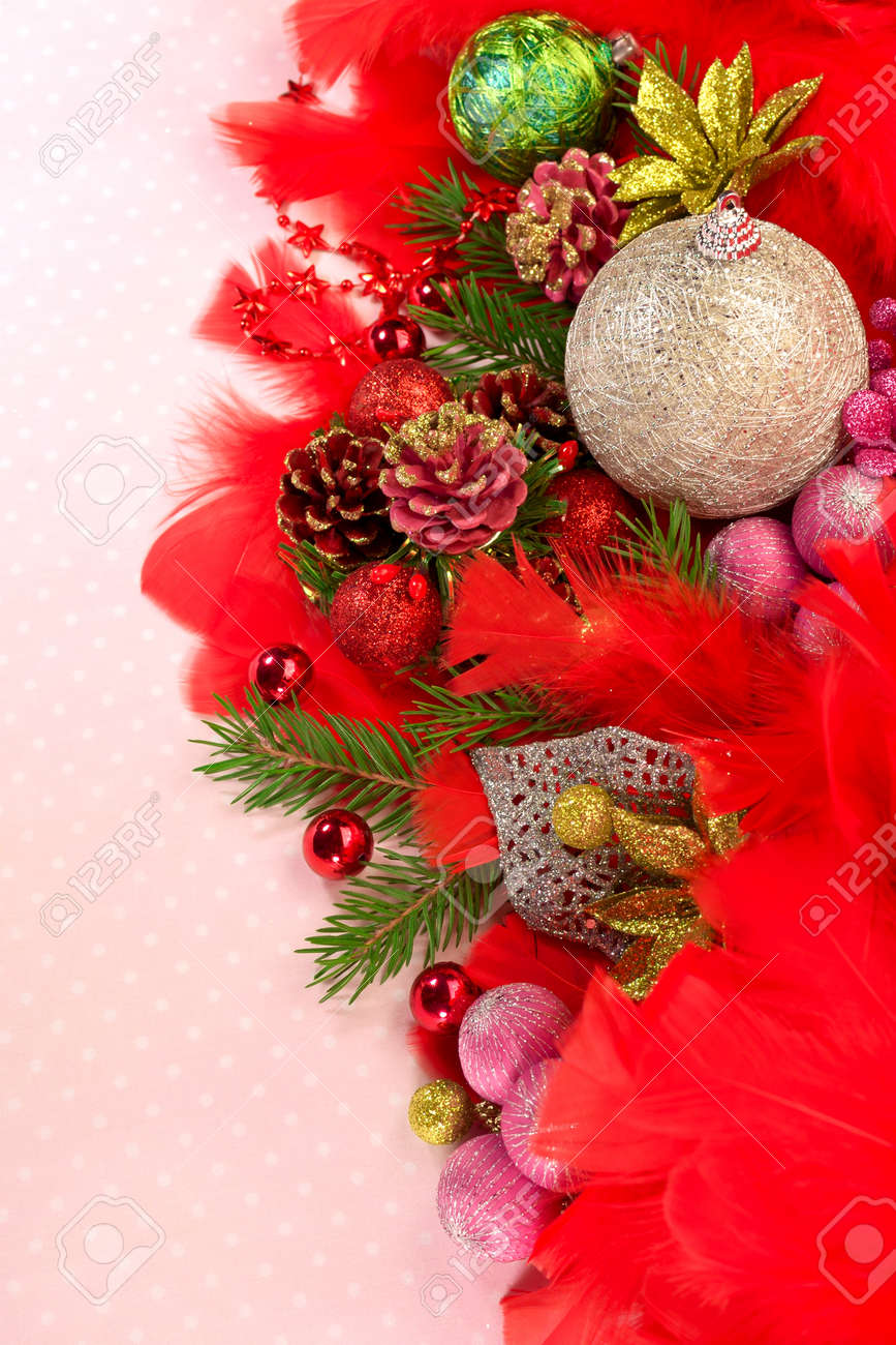 Boules De Noël Avec Des Ornements Et Des Plumes Rouges Sur Fond Rose