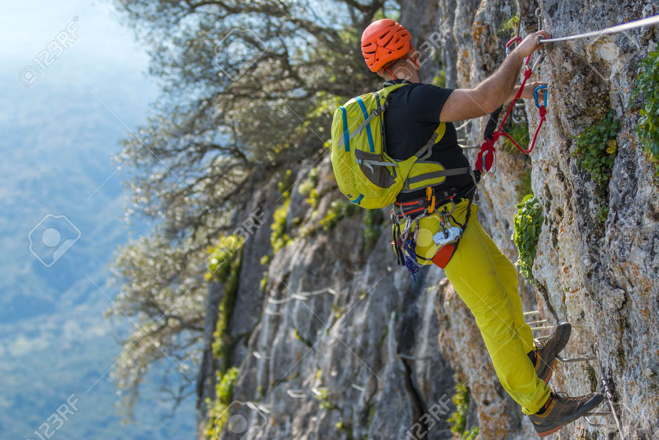 登山装備と崖を登る特殊服装の男性登山家 の写真素材 画像素材 Image