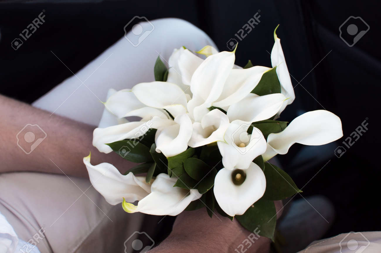 Fiancé Tenant Un Bouquet De Fleurs Blanches De Callas