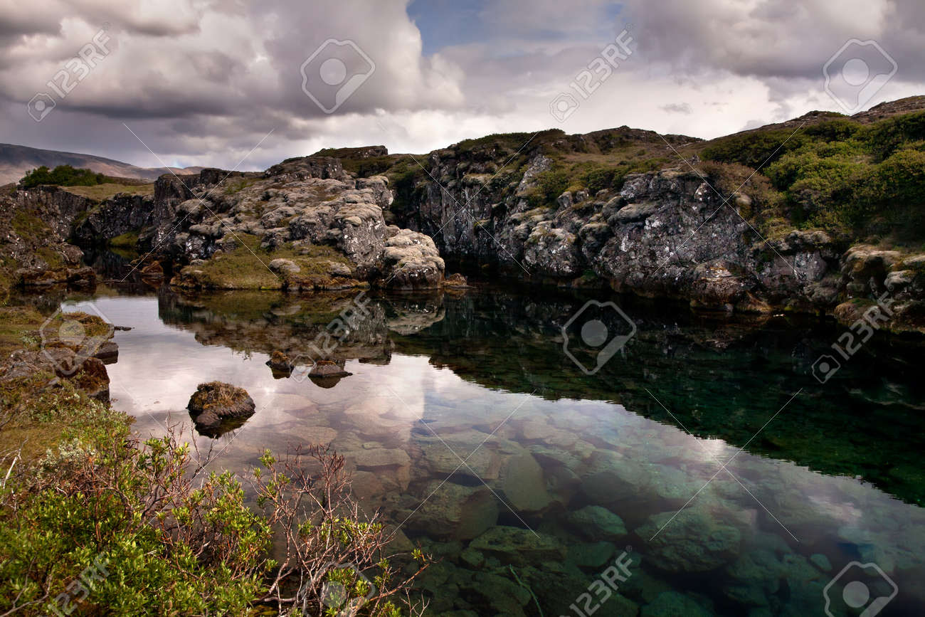 透き通った冷たい水シンクヴェトリル国立公園で地球の割れ目の深い亀裂 Flosagja の写真素材 画像素材 Image
