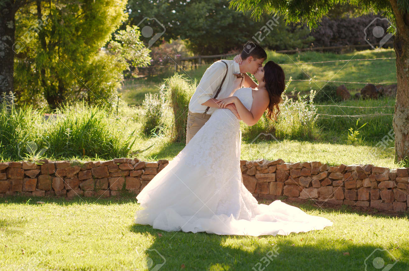 外の庭の結婚式でキスする新郎新婦 の写真素材 画像素材 Image