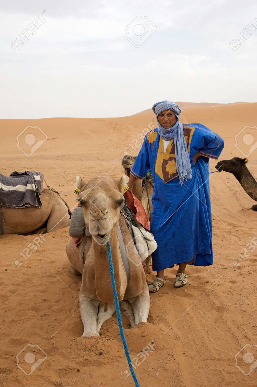 メルズーガ、モロッコ: ベルベル人と砂丘のラクダ の写真素材・画像