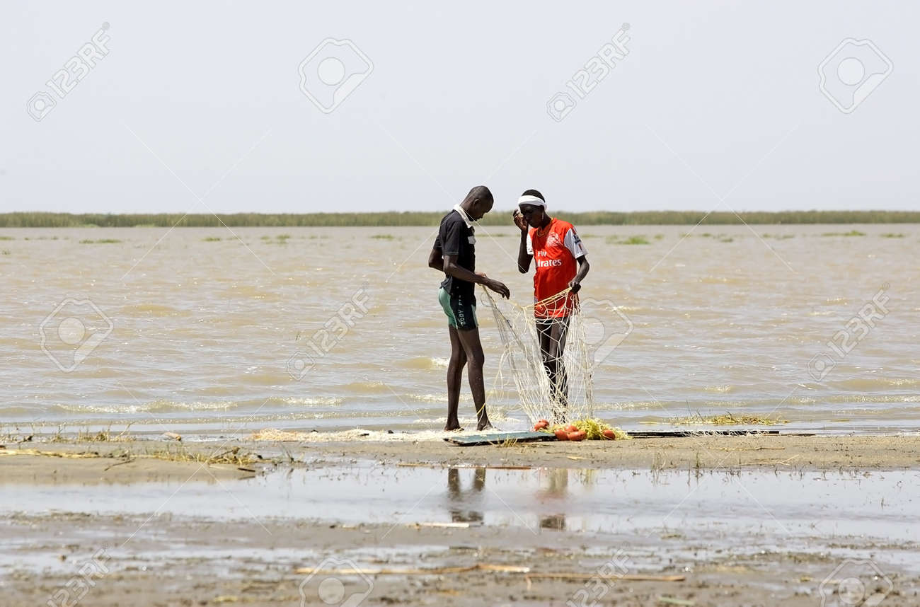 トゥルカナ湖 エチオピア 13 年 2 月 17 日 アフリカの漁師がトゥルカナ湖で魚に網を準備しています の写真素材 画像素材 Image
