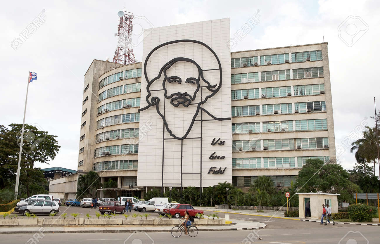 ハバナ キューバ カミロ Cienguegos 革命広場のカミロ シエンフエゴス記念碑だったフィデル カストロ の写真素材 画像素材 Image