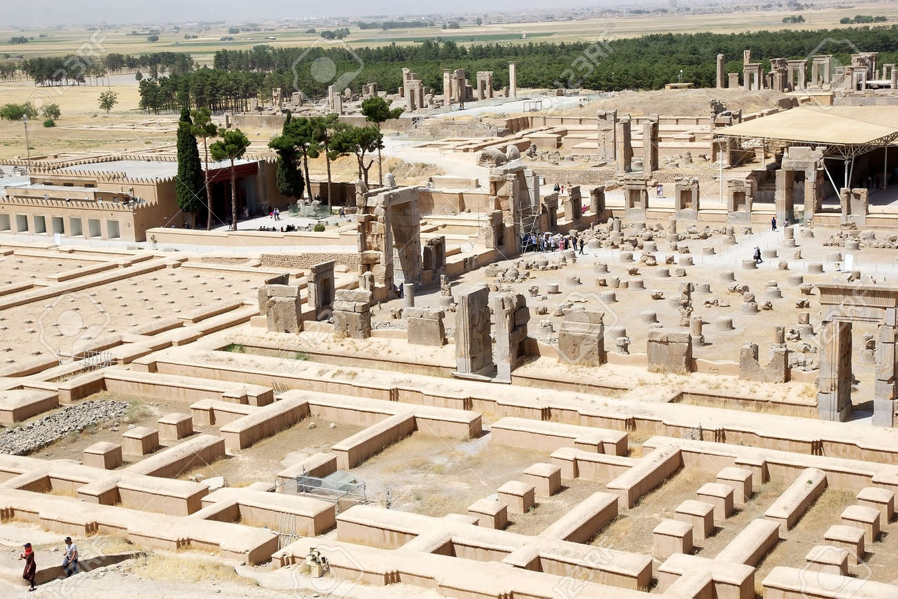 ペルセポリスの遺跡を訪問しているツーリスト イランのペルセポリスのシラーズの北東 70 Km の位置 アケメネス朝帝国 550 330年紀元前 最初の首都であったペルセポリス日 515年紀元前からのまま の写真素材 画像素材 Image
