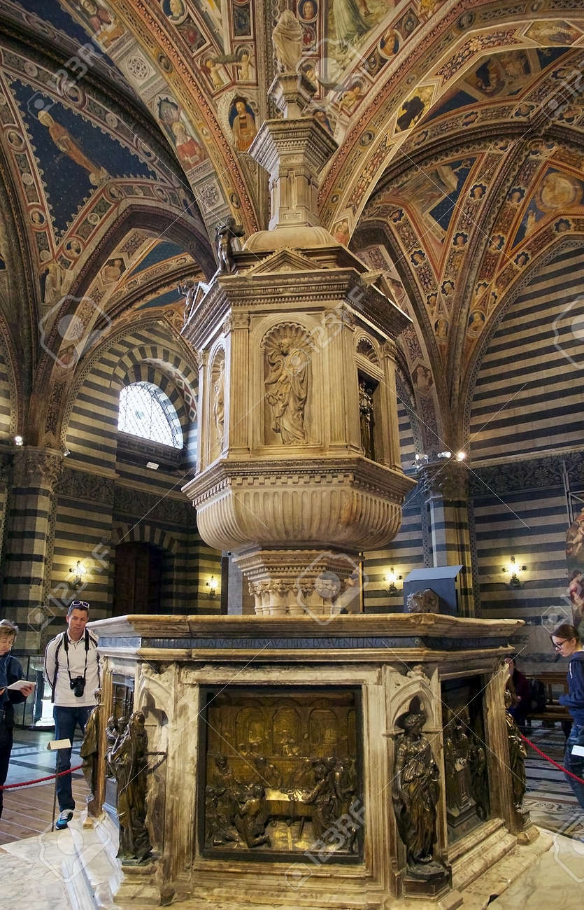 サン ジョヴァンニ洗礼堂シエナ トスカーナ イタリアの洗礼 サン ジョヴァンニ洗礼堂は シエナの大聖堂以下 Xiv 世紀の 2 番目と 3 番目の十年間のマスタービルダー カマイーノ ディ Crescentino によって建てられました 方形 の写真素材 画像素材