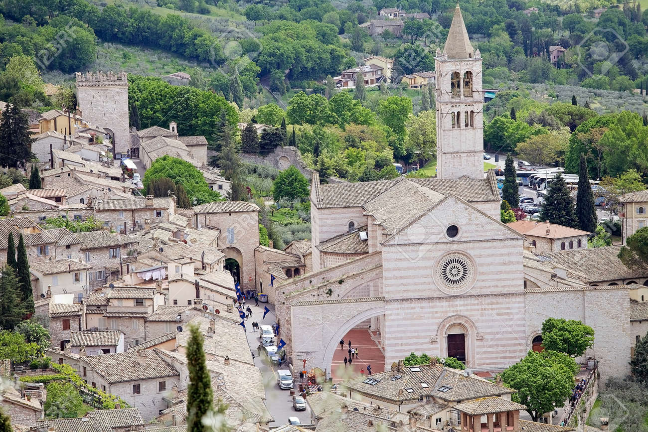 イタリア ウンブリア アッシジのキアラ大聖堂 大聖堂に捧げ 聖アッシジの聖フランチェスコの信奉者と貧しい女性 聖クレアの順序として今日 Knowns 勲章の創設者聖アッシジのクレアの遺跡が含まれています 与 の写真素材 画像素材 Image