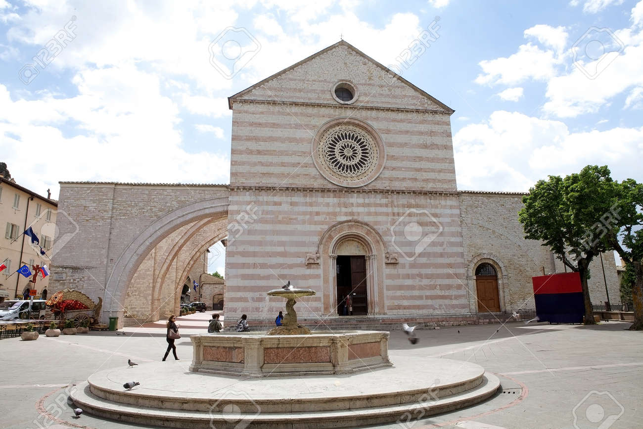 巡礼者は イタリア ウンブリア アッシジのキアラ教会を訪れています 専用 聖アッシジの聖フランチェスコの信奉者と受注の貧しい女性の聖 Cl 順序として今日知られている創始者聖アッシジのクレアの遺跡が含まれています の写真素材 画像素材 Image