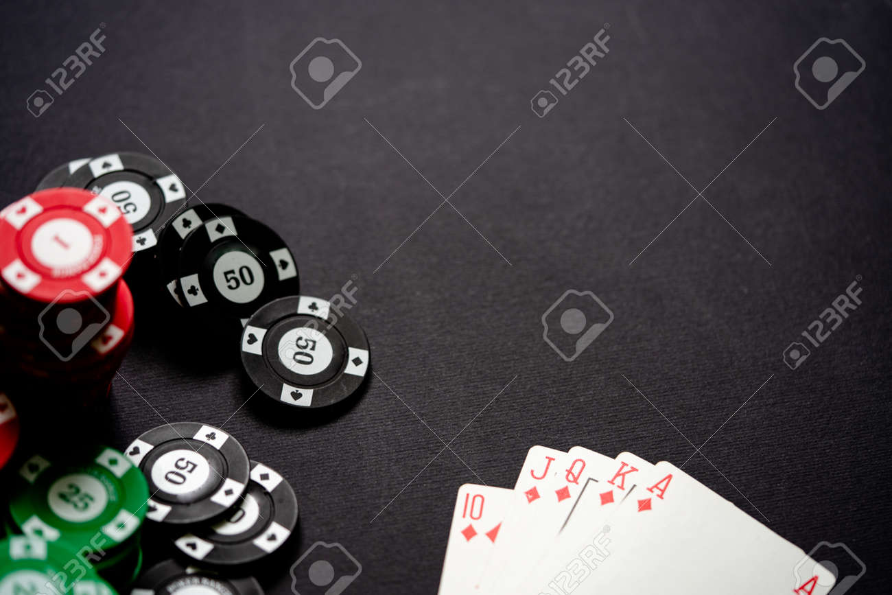 최소한의 검정색 배경에 카지노 칩과 카드 놀이. 카지노 게임. 온라인 카지노. 도박 개념, 포커 모바일 앱. 포커 게임 테마입니다.  로얄 플래시. 로열티 무료 사진, 그림, 이미지 그리고 스톡포토그래피. Image 115952092