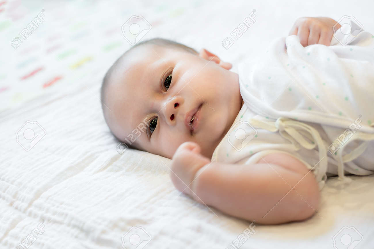 2 Meses Asiatico Bebe Con Saliva Bebe Recien Nacido Acostado En El Vientre En La Cama Fotos Retratos Imagenes Y Fotografia De Archivo Libres De Derecho Image