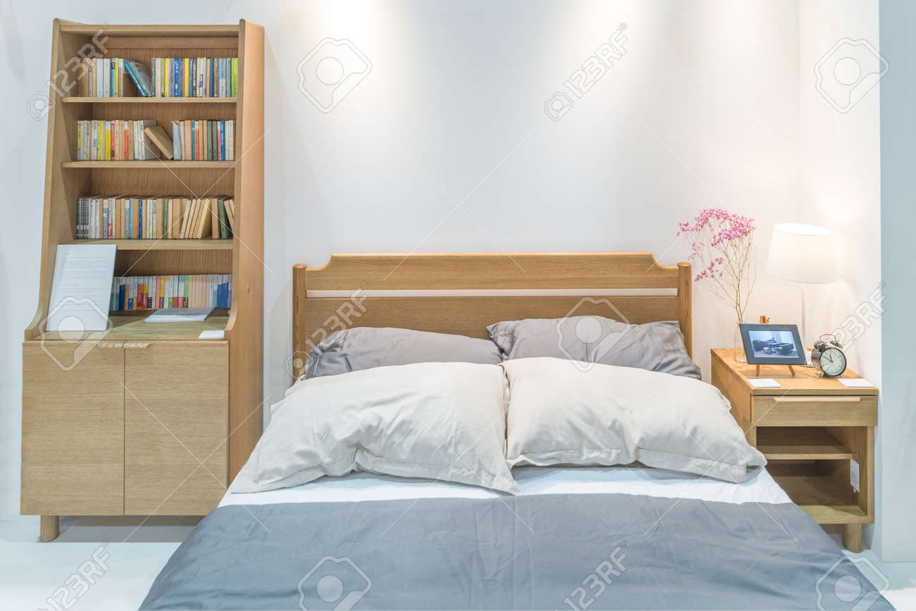 Moderner Schlafzimmerinnenraum Mit Holzernem Bett Und Bucherregal Im Schlafzimmer Schlafzimmer Im Japanischen Stil Lizenzfreie Fotos Bilder Und Stock Fotografie Image 65699774