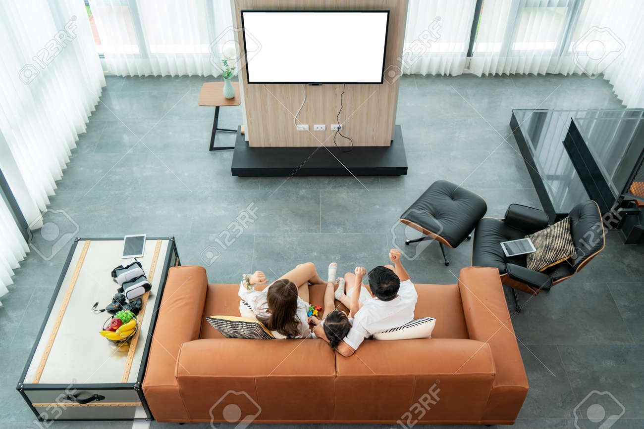 Vista superior da família feliz asiática sentado e assistindo televisão na sala de estar em casa e passou tempo de qualidade juntos para a atividade no dia de férias, férias, felicidade ou conceito de estilo de vida. - 155903258 Vista superior da família feliz asiática sentado e assistindo televisão na sala de estar em casa e passou tempo de qualidade juntos para a atividade no dia de férias, férias, felicidade ou conceito de estilo de vida. - 155903258