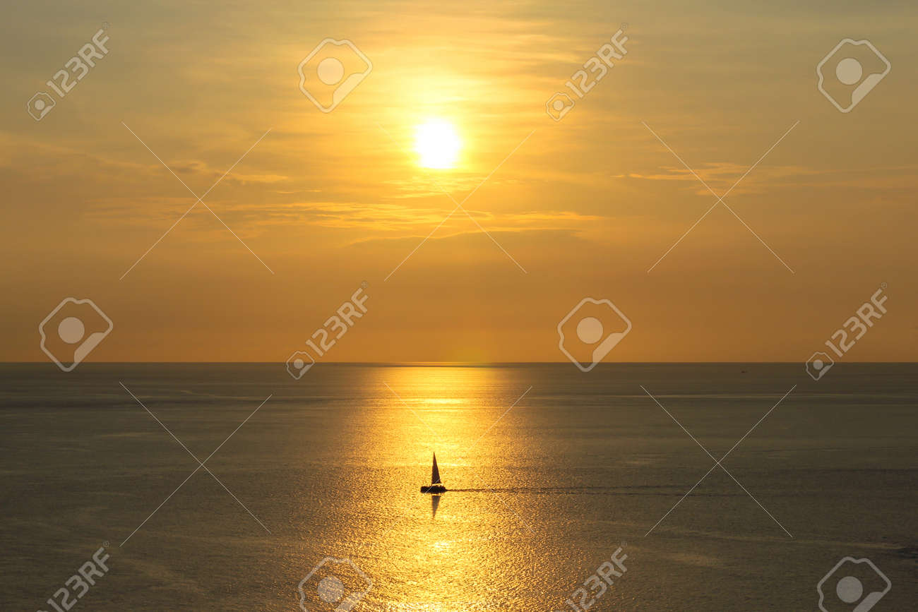 Coucher De Soleil Avec Bateau à Phuket Thaïlande