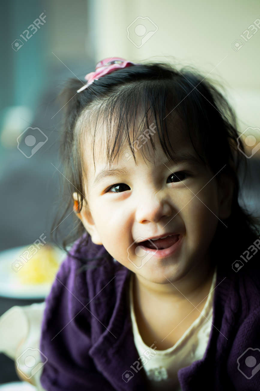 アジアの子供は カメラに笑顔 1 つのタイのかわいい若い女の子子供肖像画 の写真素材 画像素材 Image