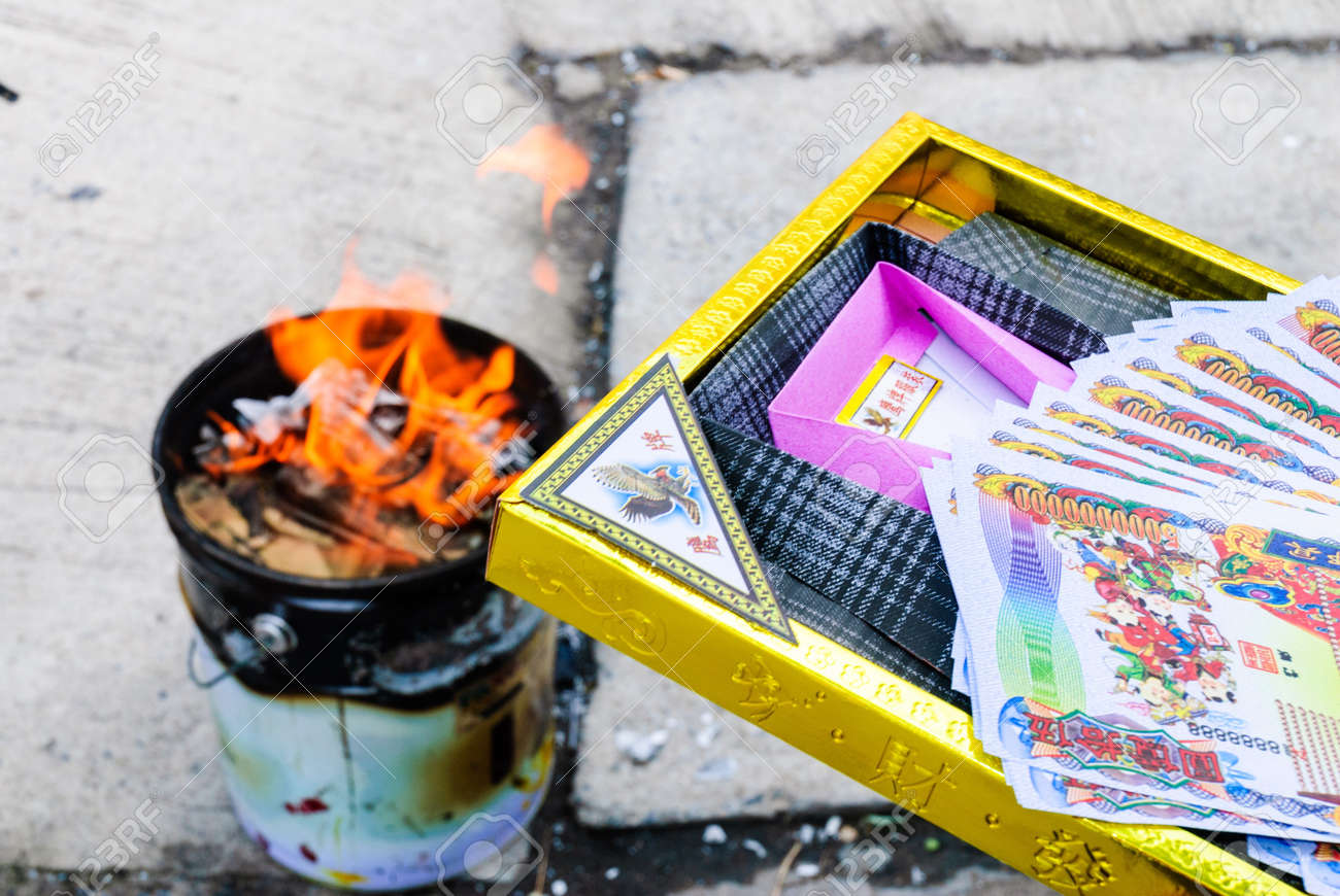 中国の旧正月で紙を燃やす の写真素材 画像素材 Image