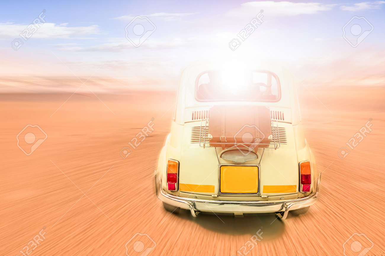 旧車ビンテージ荷物後方視界の日の出 車の中のカップルのシルエットと道路の旅を放射状ズームぼけと太陽旅行休日自由のノスタルジックな概念ヘイロー フィルター の写真素材 画像素材 Image