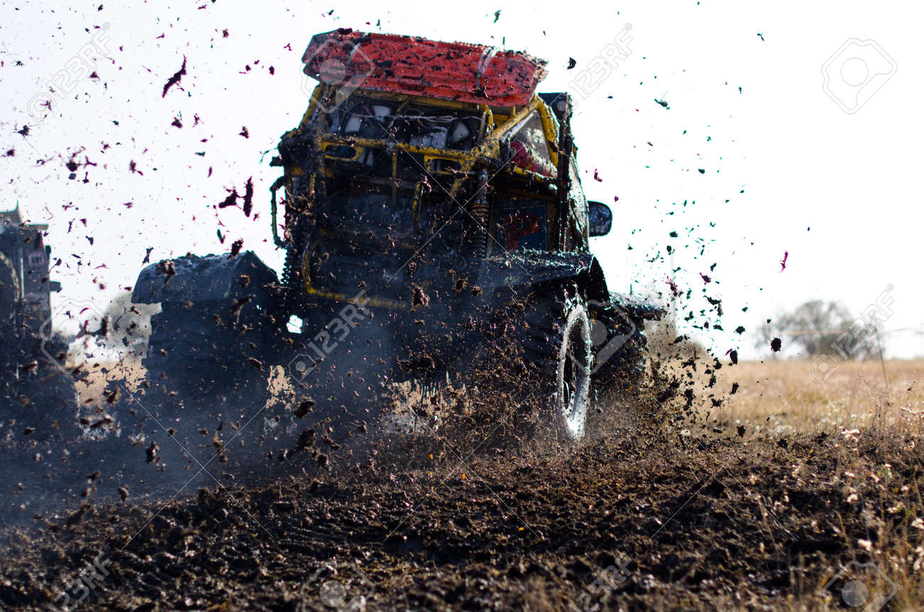 泥を作る水たまりにオフロード車が跳ねます カザフスタンでのコンペティション の写真素材 画像素材 Image 8107 泥を作る水たまりにオフロード車が跳ねます カザフスタンでのコンペティション の写真素材 画像素材 Image 8107