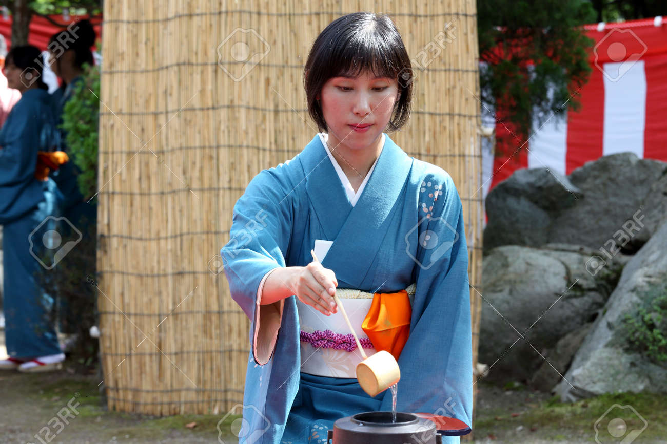 香川県 日本 9 月 23 15 15 年 9 月 23 日香川県の伝統的な着物姿の日本女性準備萩原寺の庭でのお茶会 の写真素材 画像素材 Image