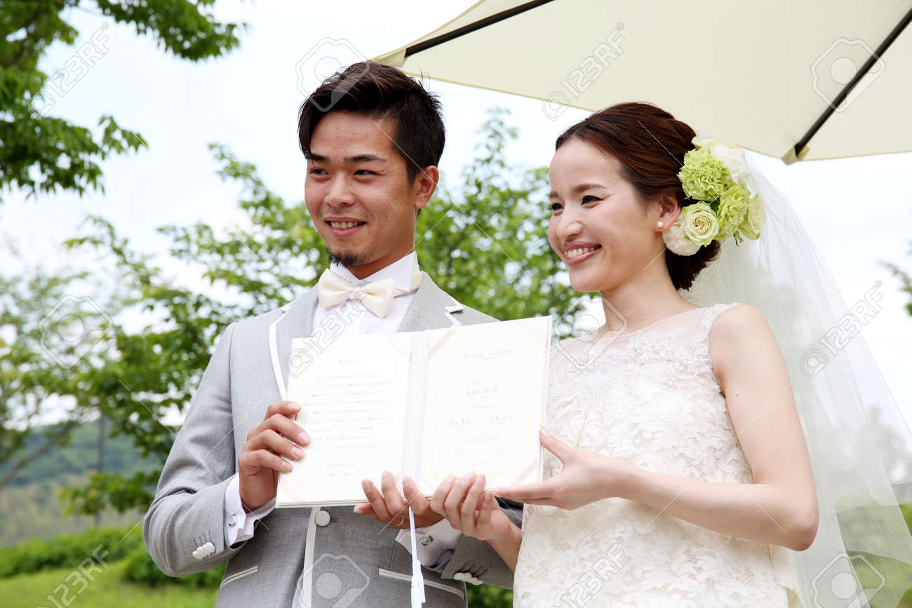 香川県 日本 5 月 15 16 美しい日本善通寺 Gogakunosato 公園でカップルの結婚式の結婚式します 若い結婚式 美しい花嫁 新郎の肖像画 の写真素材 画像素材 Image