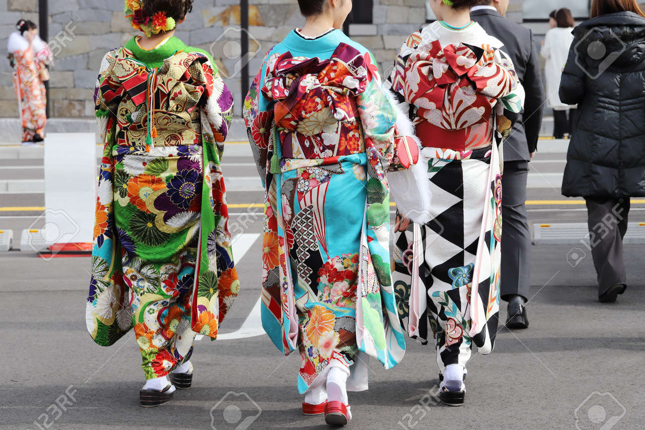 成人式に着物を着た日本の若い女性のバックビュー の写真素材 画像素材 Image