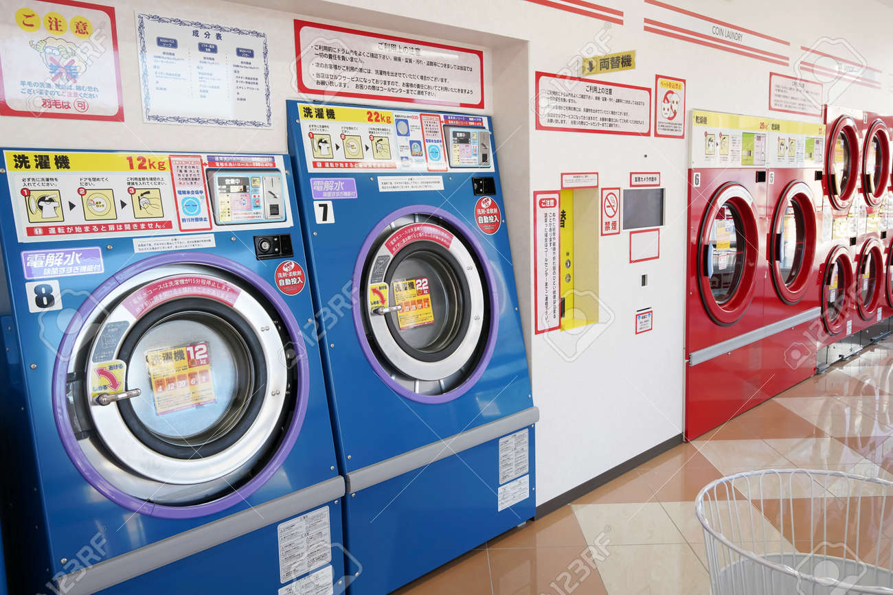 KGAWA, 일본-2018년 11월 14일: 공공 세탁실에 있는 산업용 세탁기의 행 로열티 무료 사진, 그림, 이미지 그리고  스톡포토그래피. Image 128537928