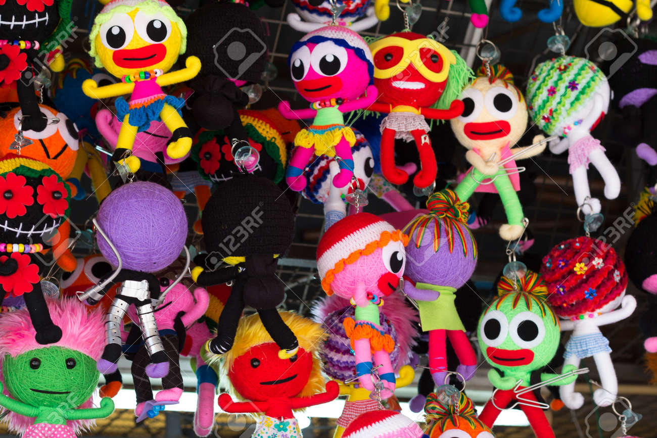 バンコク タイ 16 年 5 月 7 日 手作りのカラフルな布人形形キーホルダー チャト チャック市場の土産物店での販売については ラックに掛かっています の写真素材 画像素材 Image バンコク タイ 16 年 5 月 7 日 手作りのカラフルな布人形形キーホルダー チャト チャック市場の土産物店での販売については ラックに掛かっています の写真素材 画像素材 Image