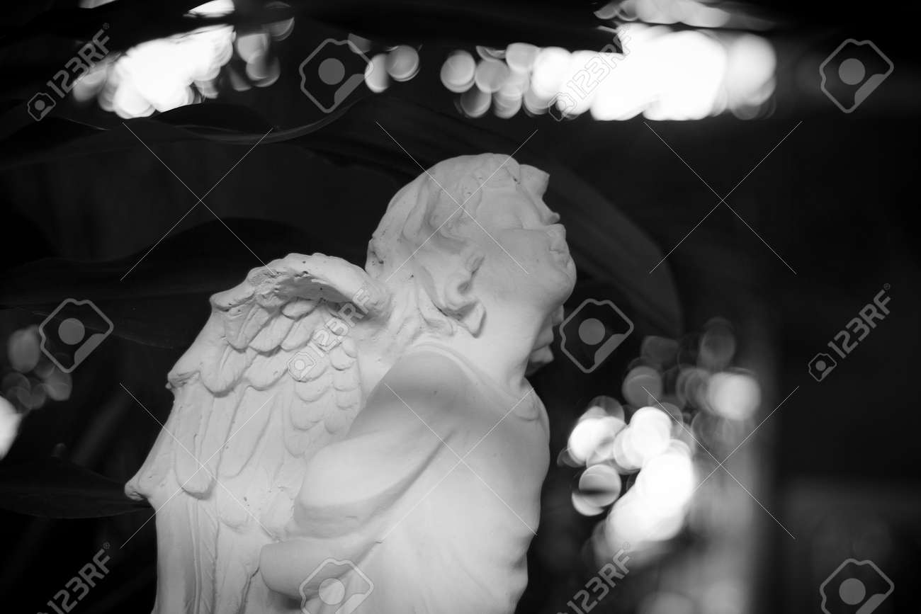 Statue Eines Schonen Kindes In Der Schwarzweiss Farbe Statue Des Kleinen Winkels In Der Schwarzweiss Farbe Lizenzfreie Fotos Bilder Und Stock Fotografie Image