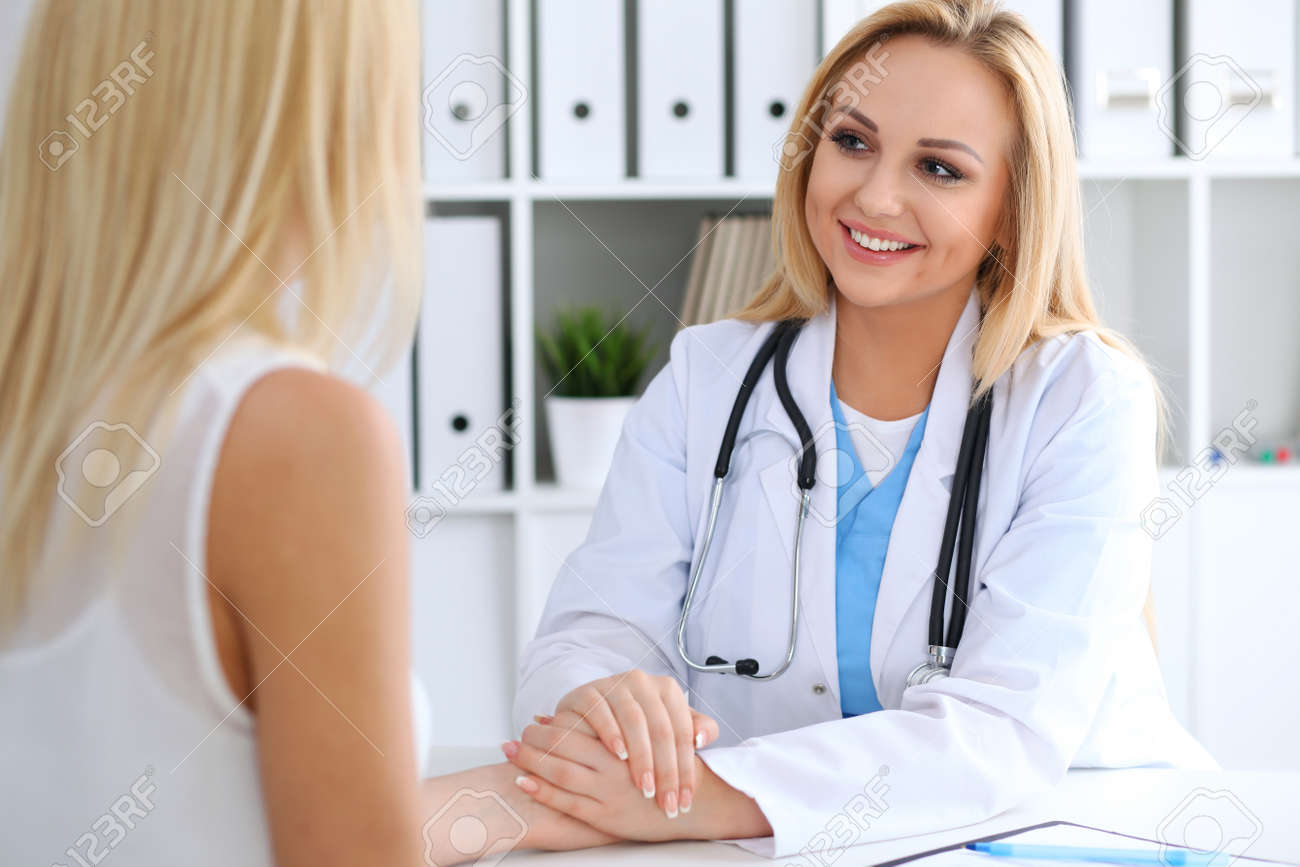 医者は彼女のメスの患者を安心させます 医学 ヘルプと医療の概念 の写真素材 画像素材 Image 0445