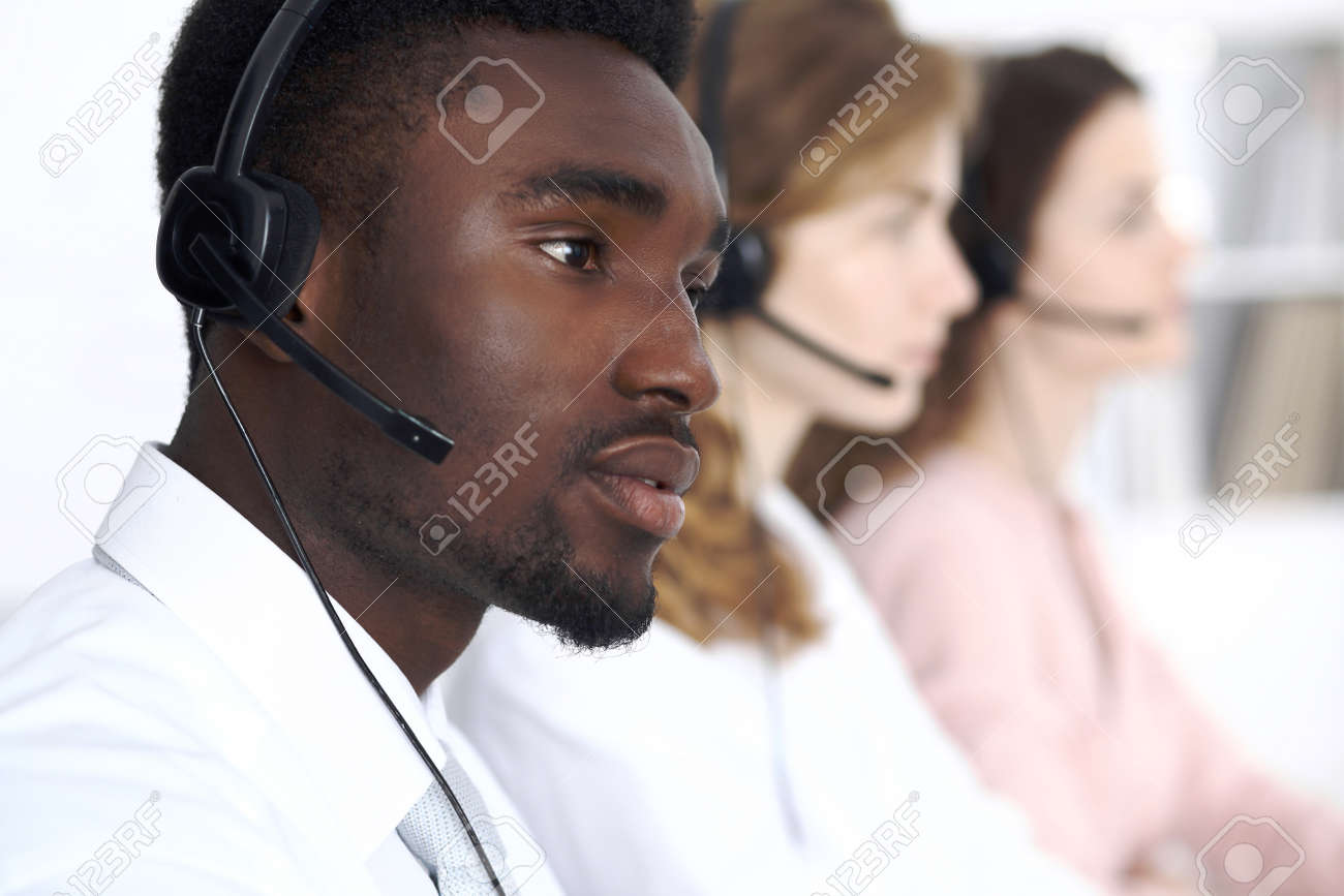 ヘッドセットでアフリカ系アメリカ人のコールオペレータ コールセンタービジネスまたはカスタマーサービスコンセプト の写真素材 画像素材 Image