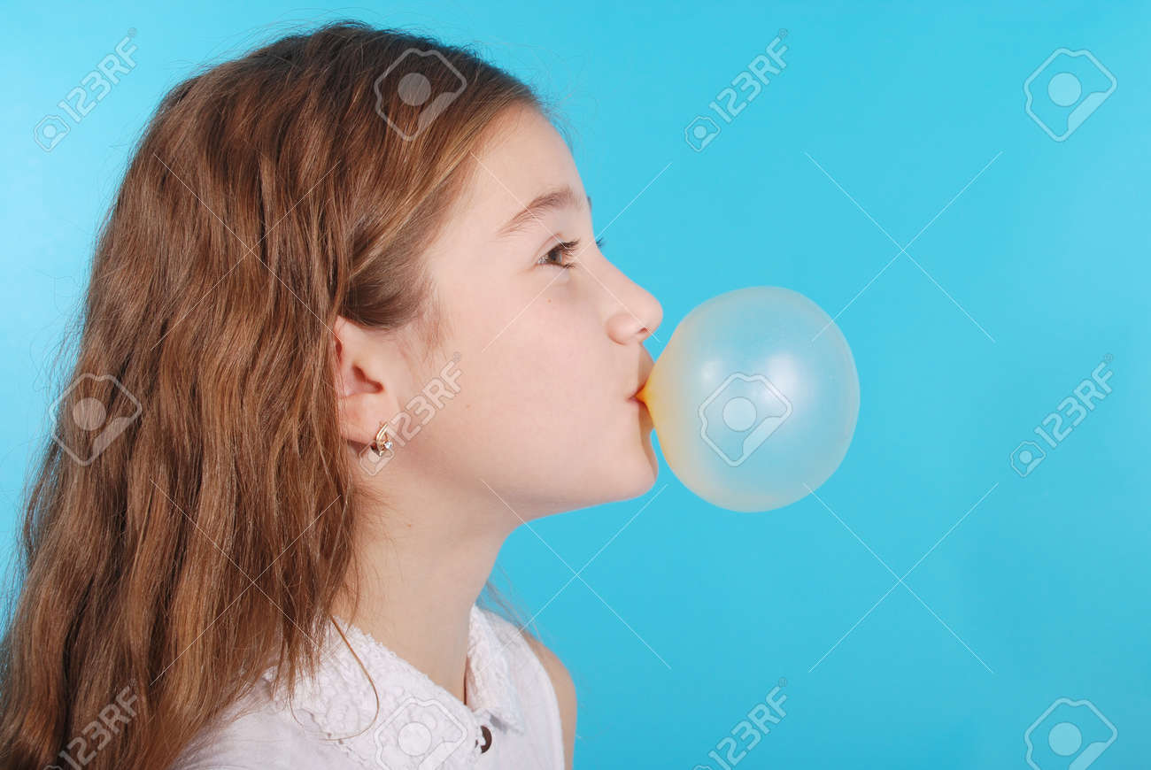 青に分離した大きな風船ガム泡を吹く少女の写真素材・画像素材 Image