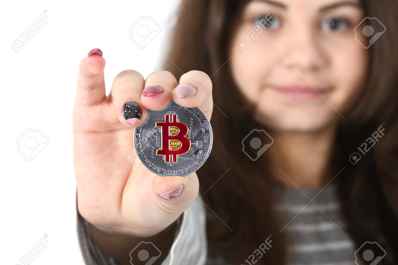 비트코인 가격 하락에 대한 흰색 배경 소프트 포커스 개념을 손에 들고 새로운 은화 암호화폐 비트코인을 들고 있는 예쁜 소녀 로열티 무료  사진, 그림, 이미지 그리고 스톡포토그래피. Image 127438570