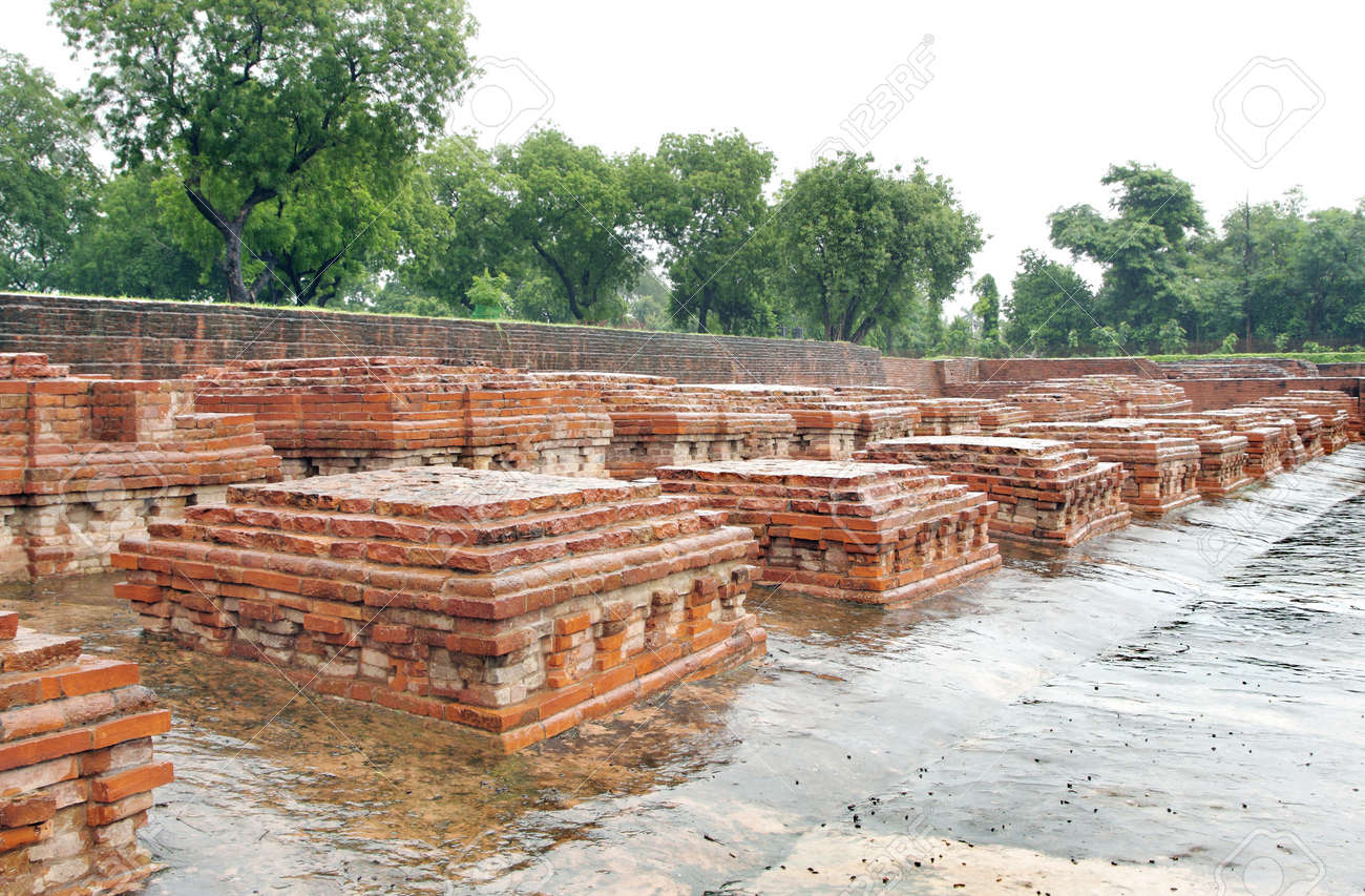 正方形のミニチュア仏教のストゥーパ遺跡群 の写真素材 画像素材 Image