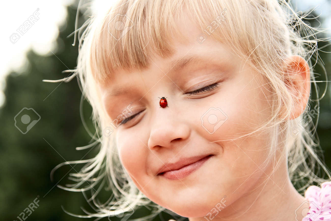 彼女の鼻のテントウムシのかわいい女の子 の写真素材 画像素材 Image