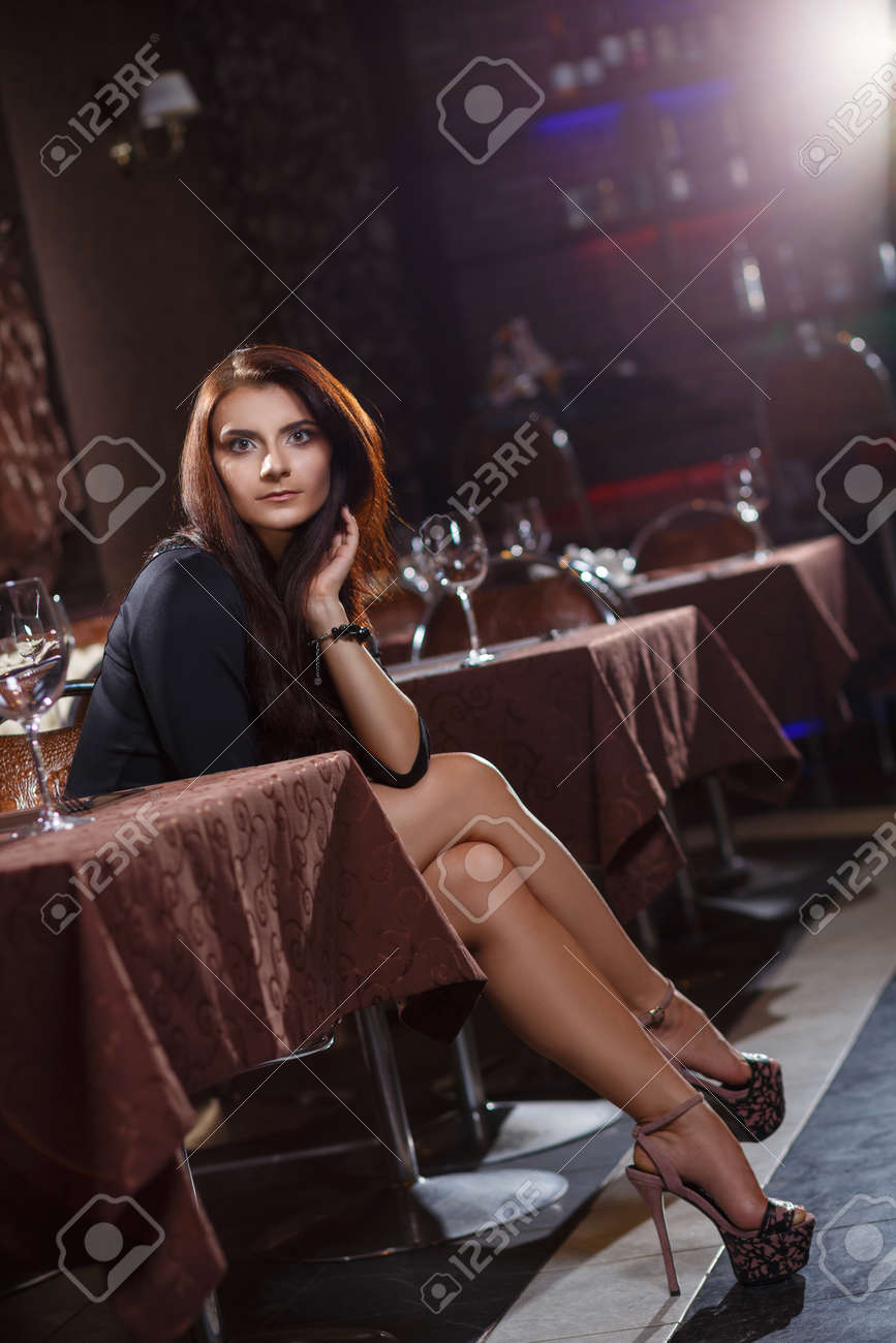 혼자 테이블에 앉아 나이트 클럽에서 예쁜 여자 로열티 무료 사진, 그림, 이미지 그리고 스톡포토그래피. Image 30995958