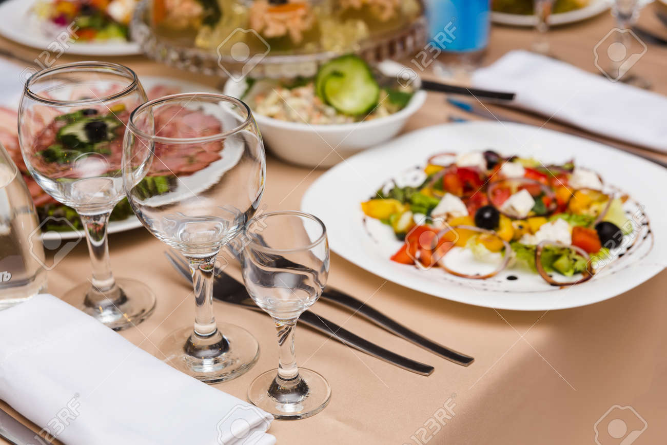 Platte Mit Griechischer Salat Auf Schön Gedeckter Tisch Im ... Platte Mit Griechischer Salat Auf Schön Gedeckter Tisch Im ...