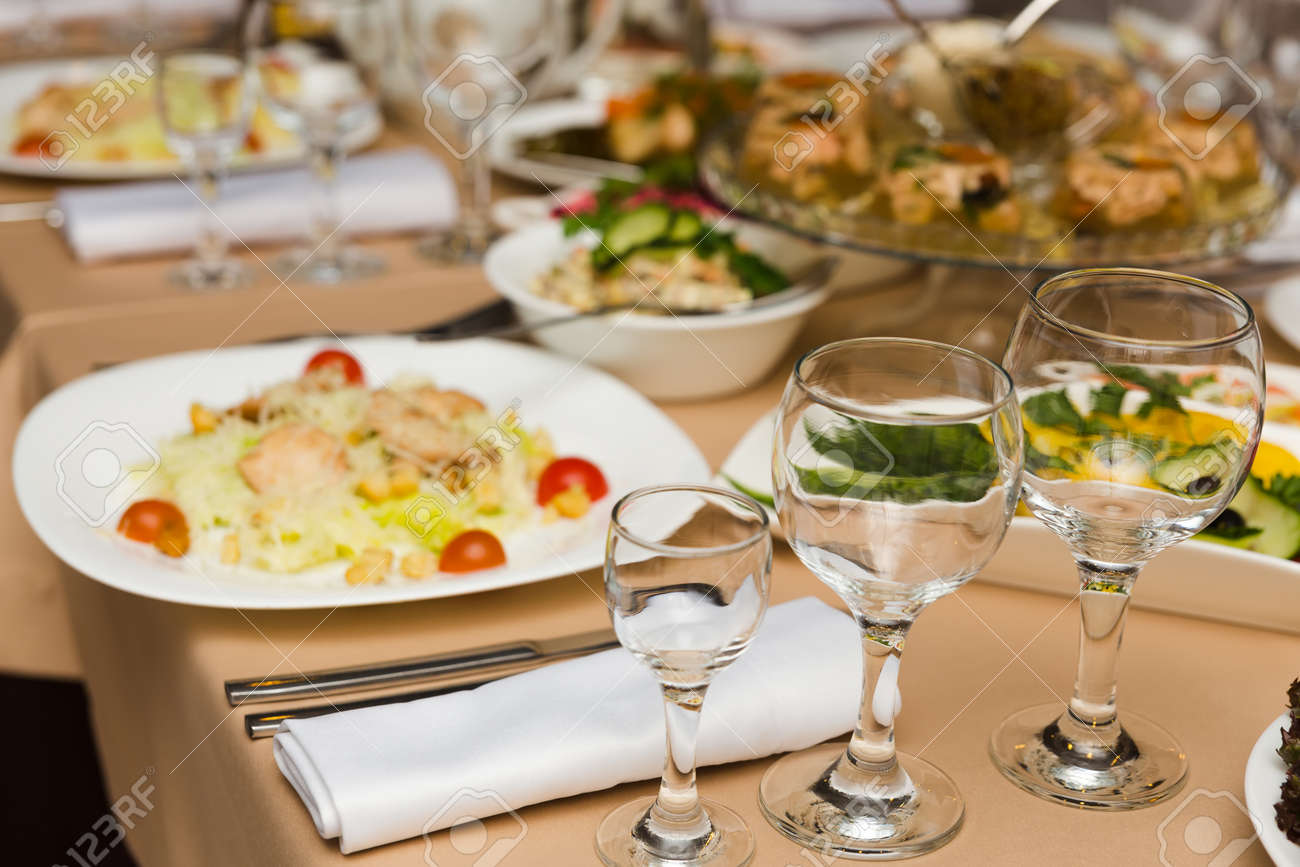 Platte Mit Original Vorspeise Auf Schön Gedeckter Tisch Im ... Platte Mit Original Vorspeise Auf Schön Gedeckter Tisch Im ...